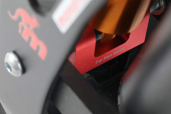 Monorim sárvédőtartó első lengéscsillapítóhoz Segway Ninebot MAX széria piros felszerelve hátulról